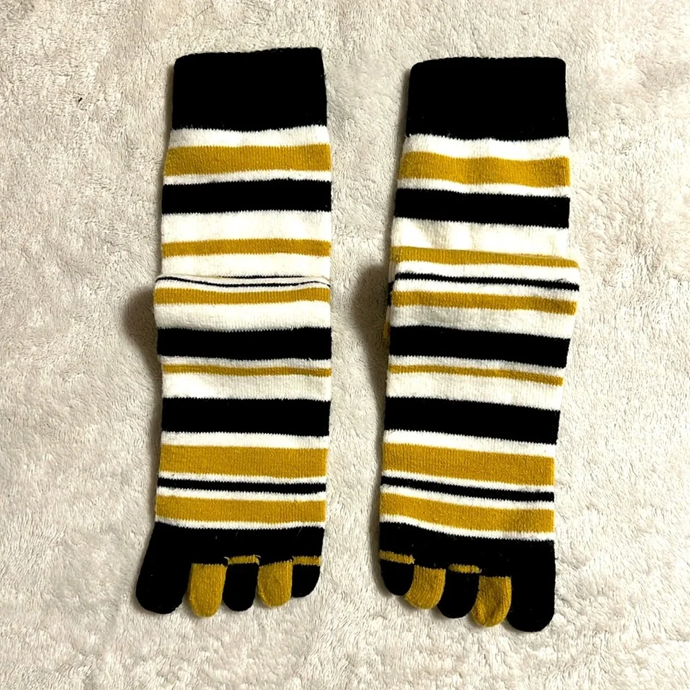 NFL Saints . Five Fingers Striped Toe Socks with Fleur-de-lis. NWOT.